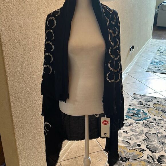 Wildfox Women's Signature Black Wrap Scarf Creasant Logo Fringe Hem New - Picture 6 of 7